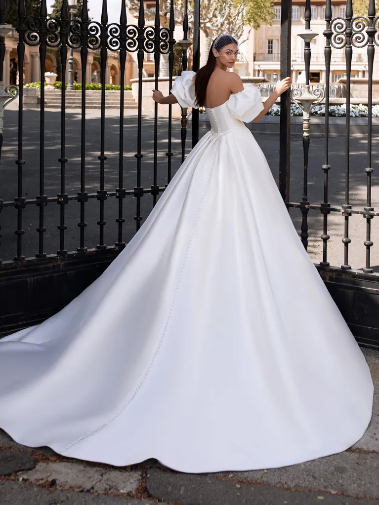 Pronovias: Borealis